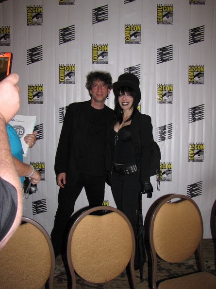 Neil Gaiman with fan.JPG